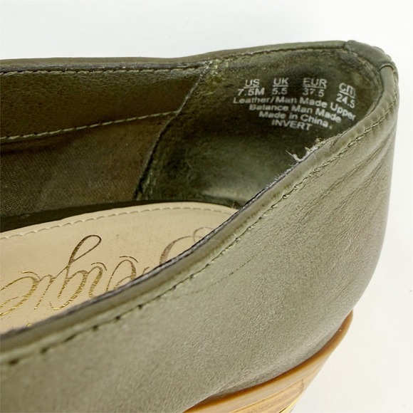 Fergie "Invert" Olive Green Perforated Leather Oxfords Gold Toe Cap W 7.5M - Picture 8 of 10